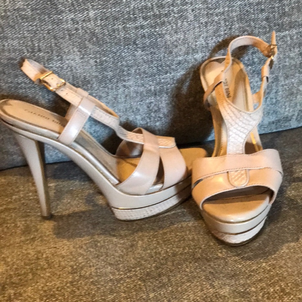 Gianni Bini tan/gold trim heels